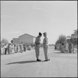 Le général Vanuxen s'entretient avec le commandant Hubert Allard, après la cérémonie.