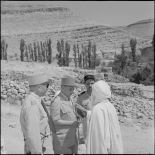 Le sous-préfet Belach s'entretient avec un notable à Tabergda.