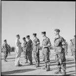 Avant la remise des décorations, le général Lorillot s'entretient avec les récipiendaires.