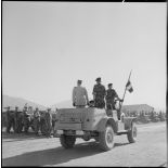 Le général Lorillot passe les différentes unités en revue.