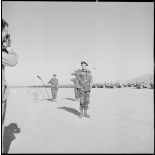 Le général Massu salue le drapeau du 1er RCP.