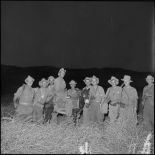 Les soldats posent dans les environs de Redjas.