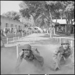 Au camp du Lido à Hussein Dey, des appelés s'entraînent sur le parcours du combattant.