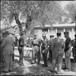 Au cours du méchoui, le général Malagutti s'entretien avec un soldat.