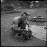 Le soldat Merker nettoie son arme.