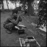 Le soldat Bisch nettoie son arme.