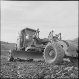 Niveleuse utilisée pour le terrassement.