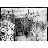 Région de la ferme des Marquises (poste ouest). Tranchée avancée avec réseaux de fils de fer défensifs. [légende d'origine]