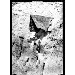 Région de la ferme des Marquises (poste ouest). Tombe avec stèle creusée dans la craie en première ligne. [légende d'origine]