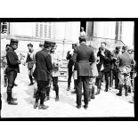 Suippes. Officiers aviateurs venant subir des épreuves de résistance des masques contre les gaz asphyxiants. [légende d'origine]