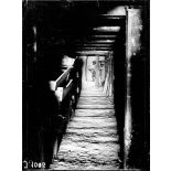 Souain. Construction d'une ambulance chirurgicale souterraine. Terrassiers finissant de percer un couloir de dégagement. [légende d'origine]