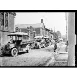 Suippes. Camions auto venant d'amener des premières lignes des soldats pour subir les épreuves de résistance des masques contre les gaz asphyxiants. [légende d'origine]