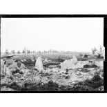 La route plantée d'arbres de Souain à la ferme de Navarin. Vue prise de l'église de Souain. [légende d'origine]