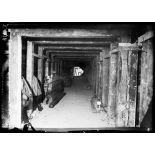 Souain. Construction d'une ambulance souterraine. Perspective d'un couloir latéral de 50 m de longueur. [légende d'origine]