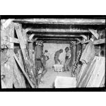 Souain. Ambulance souterraine. Terrassiers finissant de creuser la future cuisine de l'ambulance. [légende d'origine]