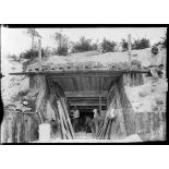 Souain. Ambulance souterraine. Achèvement de l'entrée principale de l'ambulance. [légende d'origine]