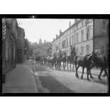Bar-le-Buc (Meuse). Cavalerie américaine allant embarquer en chemin de fer. [légende d'origine]