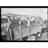 Près de Bar-le-Duc (Meuse). Le service des eaux américain. Camion de ravitaillement. [légende d'origine]