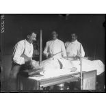 Près de Bar-le-Duc (Meuse). Hôpital 9/2. Repérage de projectiles par la radioscopie. [légende d'origine]