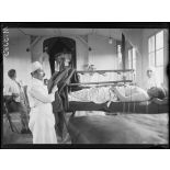 Près de Bar-le-Duc (Meuse). Hôpital 9/2. Préparation d'un blessé pour l'opération. [légende d'origine]