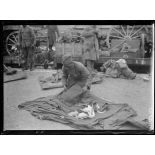 Gare de Sommeilles, débarquement des troupes noires américaines. Soldat faisant un paquetage. [légende d'origine]