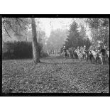 Lenoncourt, spahis (3e Cie du 1er régiment), les spahis se groupent pour la prise d'armes. [légende d'origine]