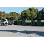 Un tracteur routier Renault Trucks T dépose des containers sur la base navale de Toulon.