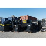 Dépose des container et des palettes de fret sur la base navale de Toulon.