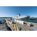 Le bâtiment de projection et de commandement (BPC) Le Tonnerre mouille aux côtés du remorqueur-pousseur Estérel à quai de la base navale de Toulon.