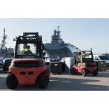 Des soldats du 519e régiment du train (RT) chargent des palettes au moyen de chariots élévateurs Fenwick sur le quai de la base navale de Toulon.