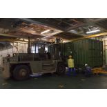 Un chariot Valmet du 519e régiment du train (RT) charge un container à bord du bâtiment de projection et de commandement (BPC) Le Tonnerre à Toulon.