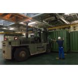 Un chariot Valmet du 519e régiment du train (RT) charge un container à bord du bâtiment de projection et de commandement (BPC) Le Tonnerre à Toulon.