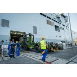 Des marins guident le chargement d'un camion porteur polyvalent terrestre (PPT) à bord du bâtiment de projection et de commandement (BPC) Le Tonnerre à Toulon.
