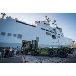 Des marins guident le chargement d'un camion porteur polyvalent terrestre (PPT) à bord du bâtiment de projection et de commandement (BPC) Le Tonnerre à Toulon.