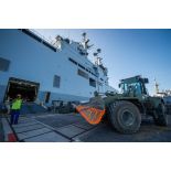 Un marin guide le chargement d'un bulldozer du Génie à bord du bâtiment de projection et de commandement (BPC) Le Tonnerre à Toulon.