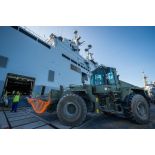 Un marin guide le chargement d'un bulldozer du Génie à bord du bâtiment de projection et de commandement (BPC) Le Tonnerre à Toulon.