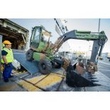 Un marin guide le chargement d'une téléscopelle Pinguely TM 50 du Génie à bord du bâtiment de projection et de commandement (BPC) Le Tonnerre à Toulon.