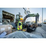 Un marin guide le chargement d'une téléscopelle Pinguely TM 50 du Génie à bord du bâtiment de projection et de commandement (BPC) Le Tonnerre à Toulon.