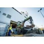 Un marin guide le chargement d'une téléscopelle Pinguely TM 50 du Génie à bord du bâtiment de projection et de commandement (BPC) Le Tonnerre à Toulon.