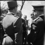 Les autorités civiles et militaires lors d'une prise d'armes à Fort-National.