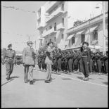 Le général Gouraud salue un détachement des troupes de montagnes.