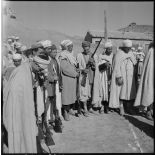 Remise d'armement à la population civile.