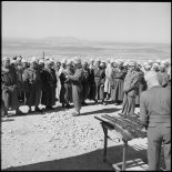 Remise d'armes à la population au douar de Djebel Aougueb.