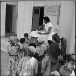 Distribution de lait à Khanga-Sidi-Nadji.