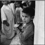 Enfants buvant du lait à Khanga-Sidi-Nadji.