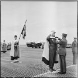 Remise de décoration par le général Noiret  M'Sila.