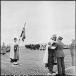 Remise de décoration par le général Noiret  M'Sila.