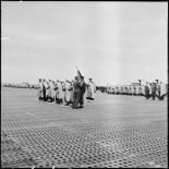 Remise de décorations par le général Noiret.