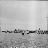 Revue des troupes au 8e régiment de spahis algériens à M'Sila.