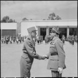 Remise de décoration par le général Salan.
